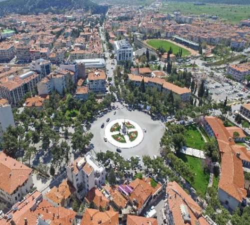 Muhteşem doğasıyla dünyaca ünlü turizm bölgelerimizden biri olan Muğla'da, mermer, granit ve traverten gibi doğal taşlar yapı malzemesi olarak kullanılmıştır.