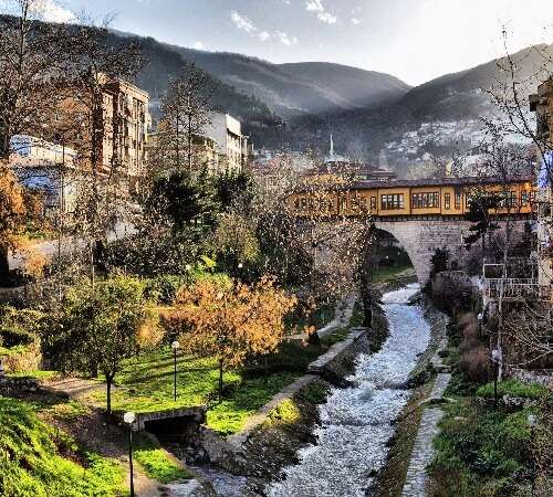 Muhteşem doğasıyla ve tarihi mekanlarıyla ünlü Bursa'da, günümüzde de mermer, granit ve traverten gibi doğal taşlar yapı malzemesi olarak kullanılmaktadır.