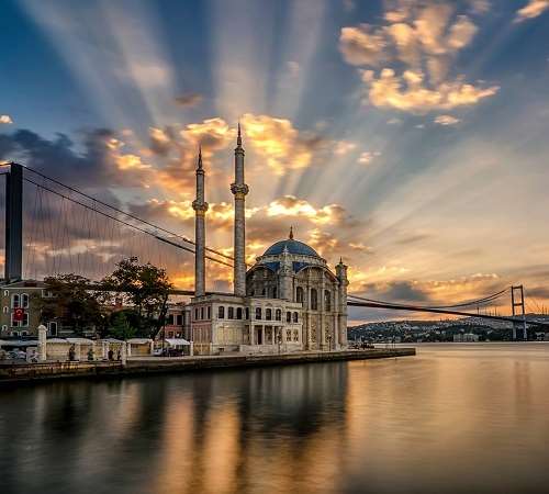 Geçmişe ayna tutan tarihiyle İstanbul'da, günümüzde de mermer, granit ve traverten gibi doğal taşların da çokça kullanıldığı en kalabalık bölgelerden biridir.
