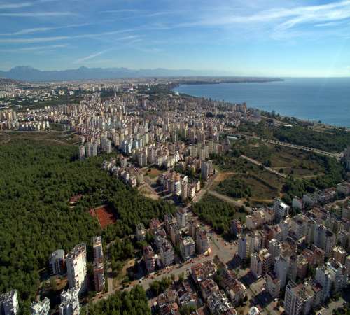 Turizim denince akla ilk gelen şehirlerden biri olan Antalya, mermer, granit ve traverten gibi doğal taşların da çokça kullanıldığı bölgelerden biridir.