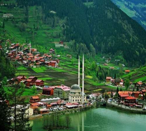 Karadeniz'in turistik ve liman illerinden olan Trabzon'da, birçok tasarımda mermer, granit ve traverten gibi doğal taşlar yapı malzemesi olarak kullanılırlar.