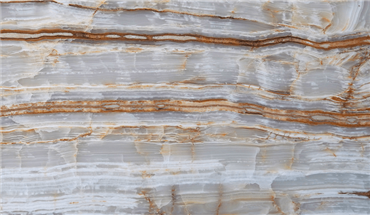 Brown oniks mermer, maden ocaklarından çıkarılan yarı saydam (ışık geçirgenliği), baloncuk desenli ve damarlı onyx mermer türüdür.